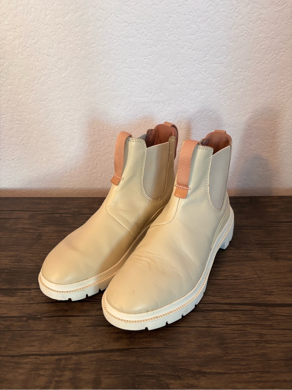 OluKai Hehi women’s boots size 7